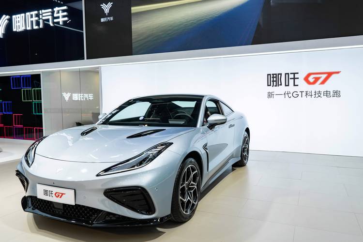 东莞170哪吒汽车在智能汽车领域的表现，领途汽车在新能源汽车市场中的影响力